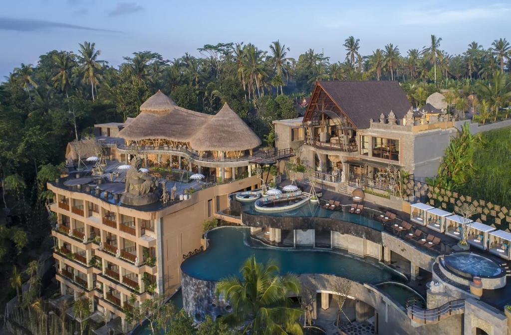 Bazén v ubytování The Kayon Jungle Resort nebo v jeho okolí