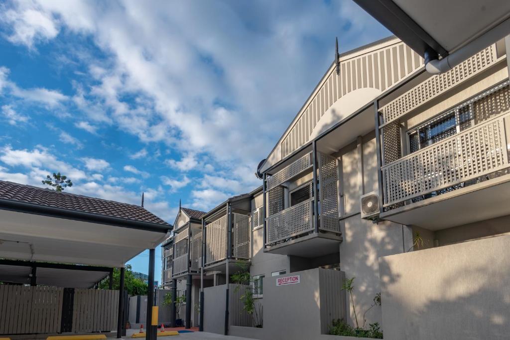 - un bâtiment avec des balcons sur le côté dans l'établissement Benson Court Motel, à Brisbane