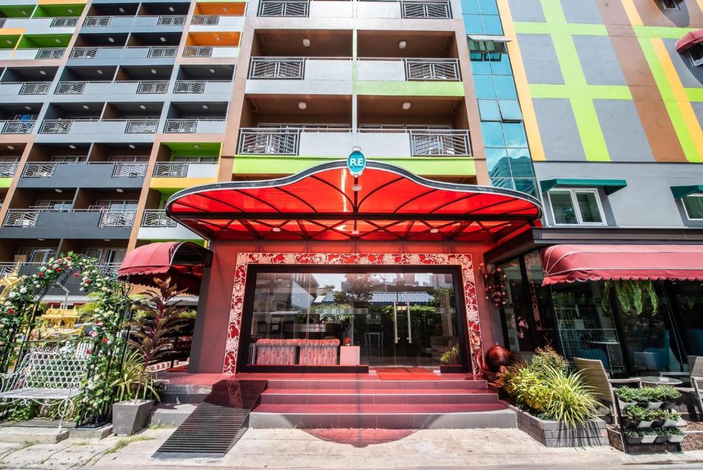 a restaurant with a red umbrella in front of a building at Roseate Ratchada in Bangkok