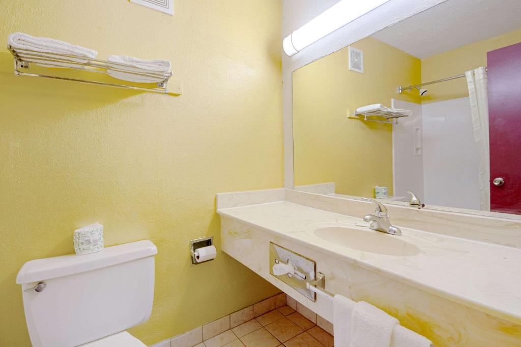 Economy Inn & Suites - Room King - Fumer