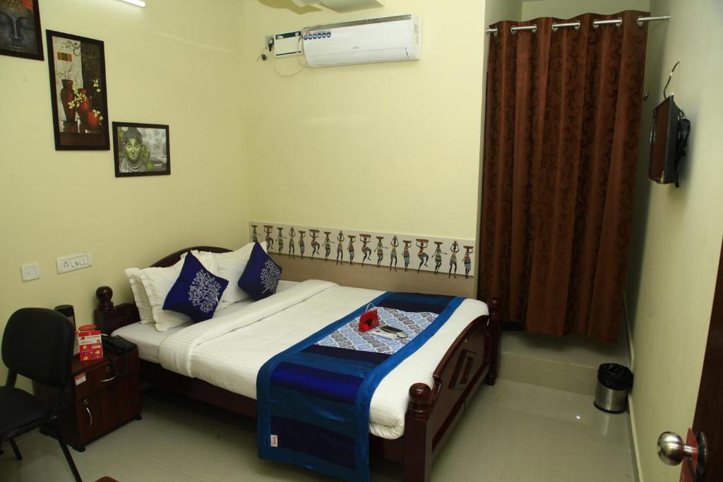 Habitación pequeña con cama y ventana en Jai Palace en Chennai