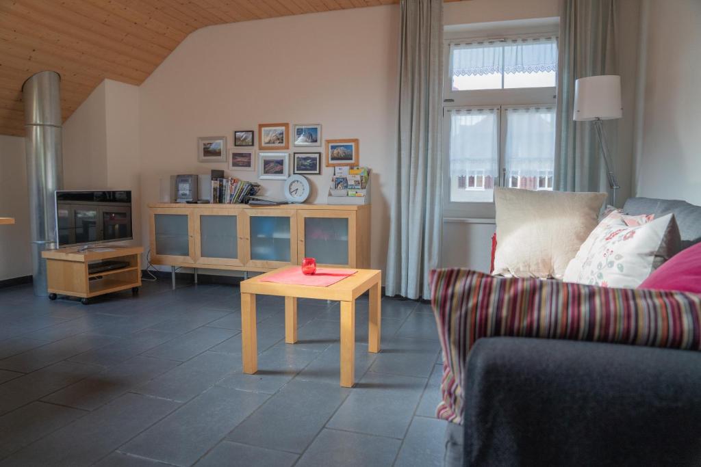 TV a/nebo společenská místnost v ubytování Ferienwohnung Napf-Chäsi