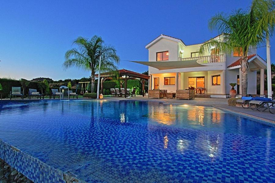 una gran piscina frente a una casa en Golden Valley Villa en Skoulli