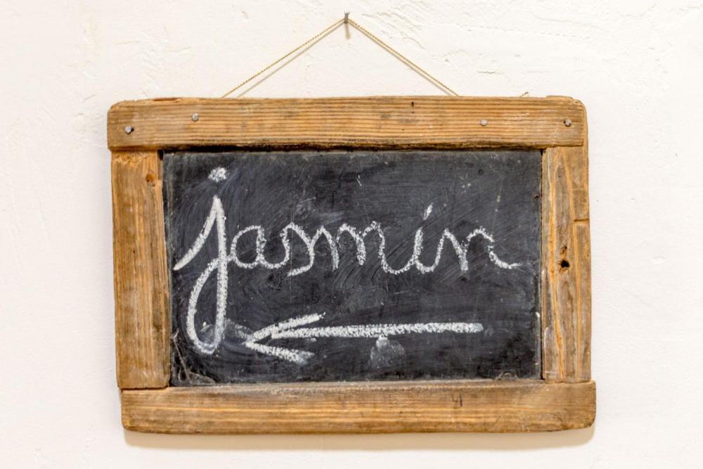 a chalkboard with the word jamuna written on it at Gîte Chambres d&#39;hôtes Le Bellevue in Montbrun-les-Bains