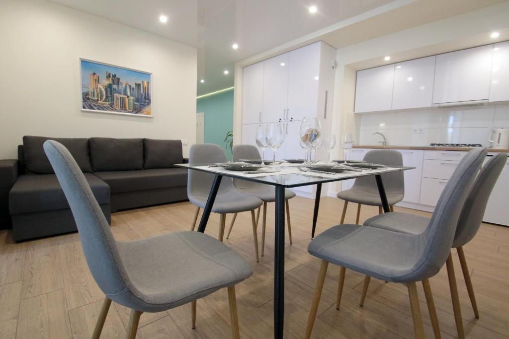 comedor y cocina con mesa y sillas en Lviv center VIP new building en Leópolis