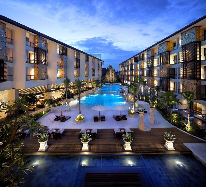 uma vista sobre um pátio do hotel com uma piscina em The Trans Resort Bali em Seminyak