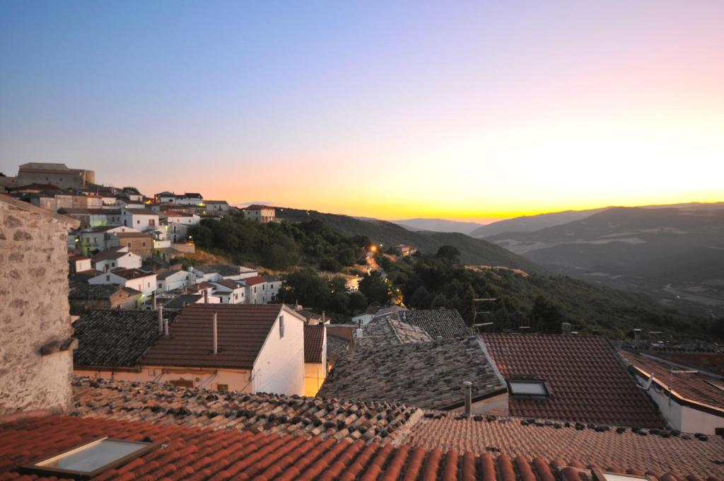 vistas a una ciudad al atardecer con tejados en Residenza Bove Incoronato, en Bovino