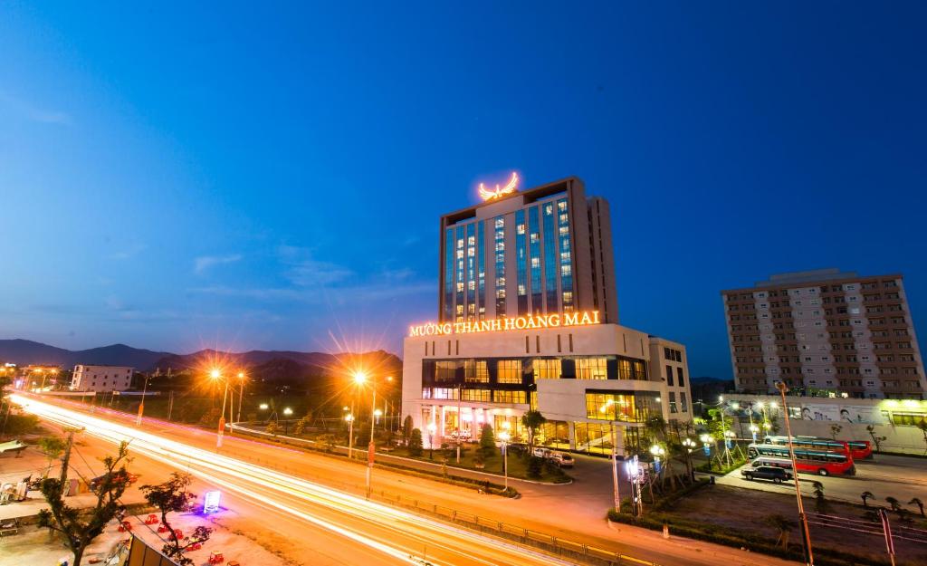 un edificio en una ciudad por la noche con luces de la calle en Muong Thanh Grand Hoang Mai - Nghe An en Hoang Mai
