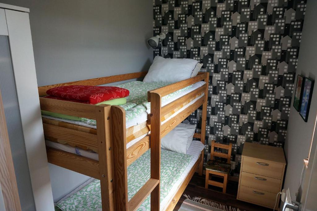 Katil dua tingkat atau katil-katil dua tingkat dalam bilik di Södra Emmetorpsgatan 31