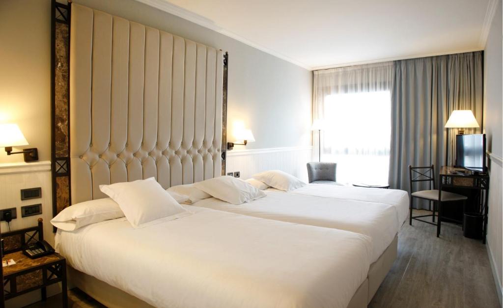 Postel nebo postele na pokoji v ubytování Hotel Gran Via