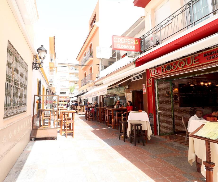 Reštaurácia alebo iné gastronomické zariadenie v ubytovaní Troncon Apartment Fuengirola