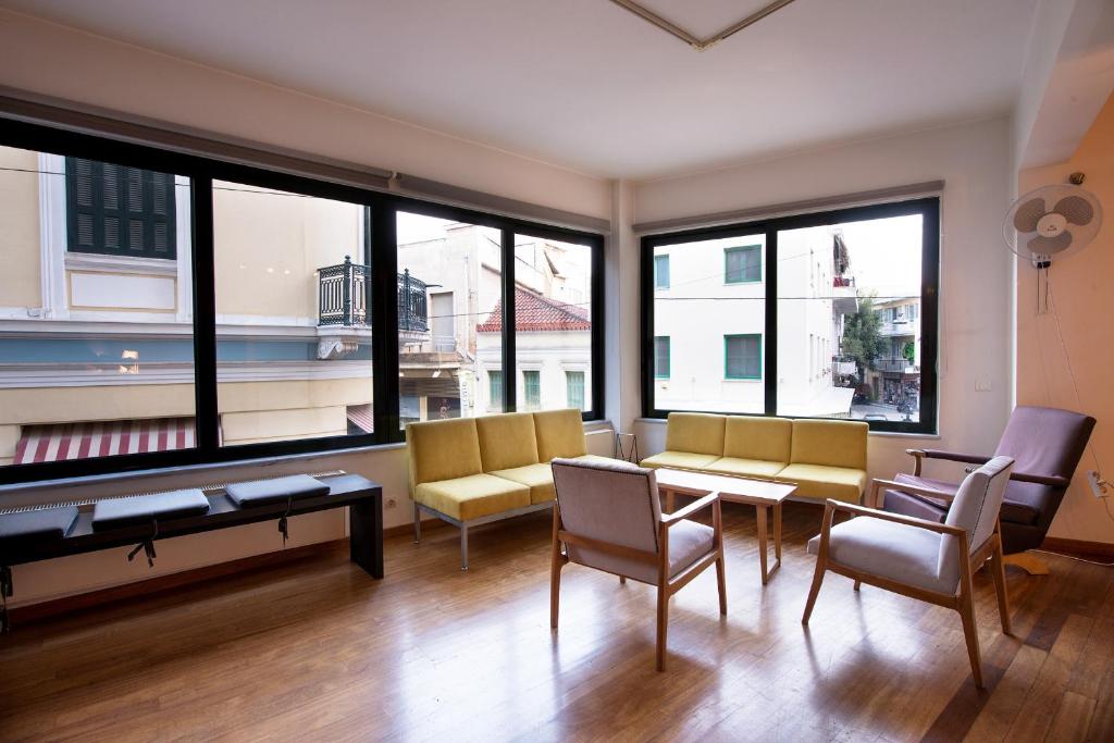 アテネにあるArtistic 2 bedroom apt in Athens centre! LA1のリビングルーム(テーブル、椅子、窓付)