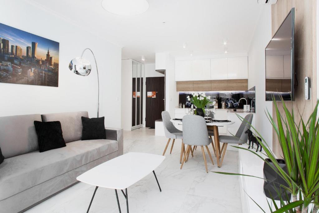 Televízia a/alebo spoločenská miestnosť v ubytovaní Apartments Warsaw Przyokopowa by Noclegi Renters