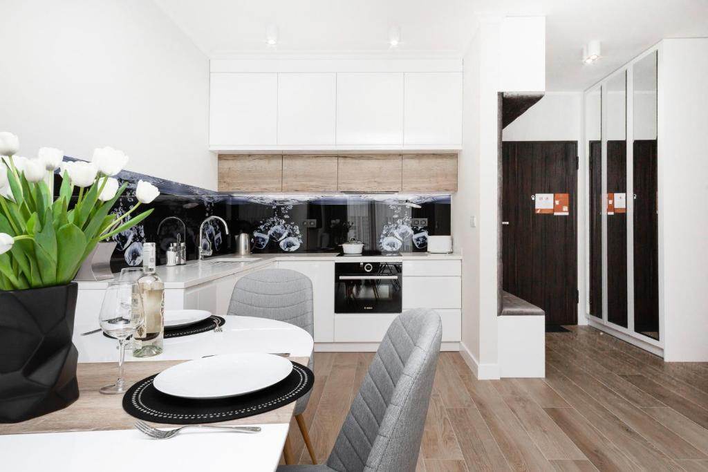 Kuchyňa alebo kuchynka v ubytovaní Apartments Warsaw Przyokopowa by Noclegi Renters