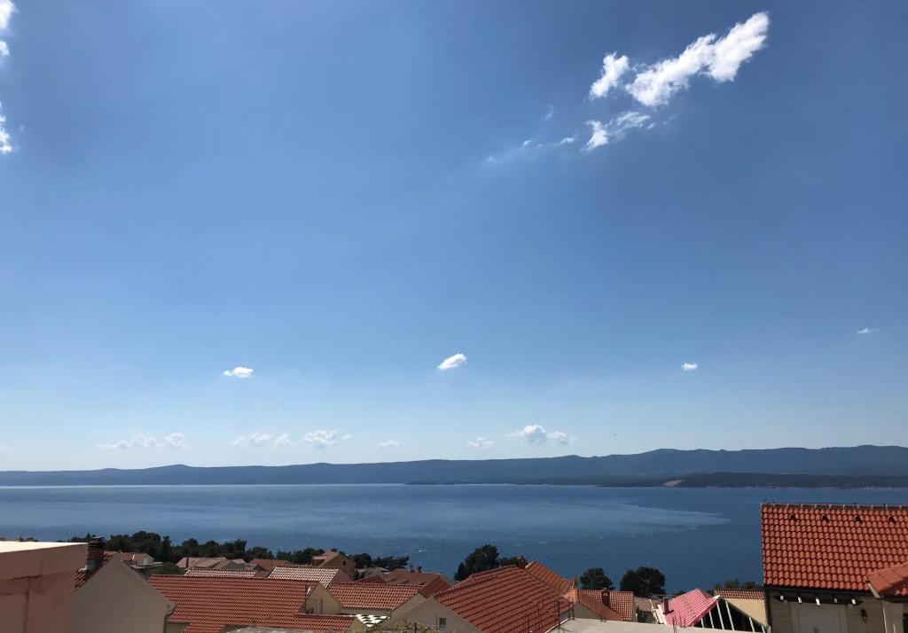 a view of a large body of water from a city at Apartman Star in Bol