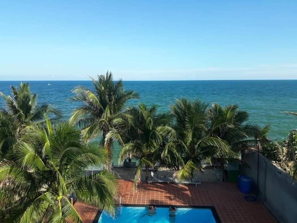 uma vista para o oceano a partir da varanda de um resort em Hiep Hoa Resort em Mui Ne