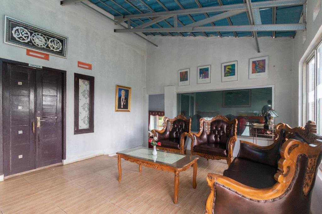Posezení v ubytování RedDoorz Plus At Grand Yustik Sukabumi