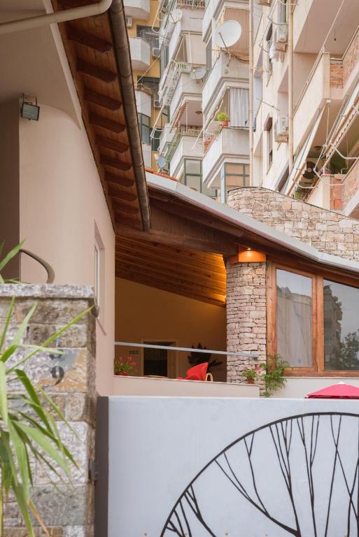 vista dal balcone di un edificio di Mosaic Home a Tirana