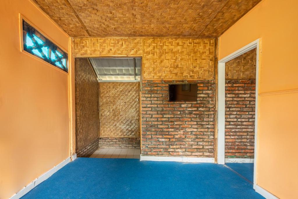 Fotografie z fotogalerie ubytování RedDoorz Plus At Grand Yustik Sukabumi v destinaci Sukabumi