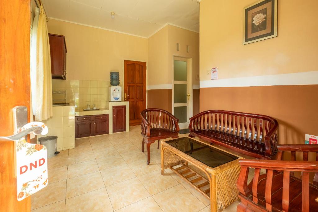Kuchyň nebo kuchyňský kout v ubytování RedDoorz Plus At Grand Yustik Sukabumi