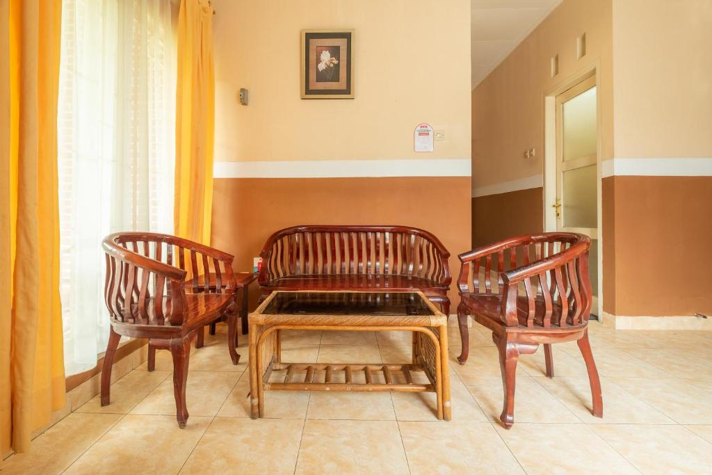 Posezení v ubytování RedDoorz Plus At Grand Yustik Sukabumi