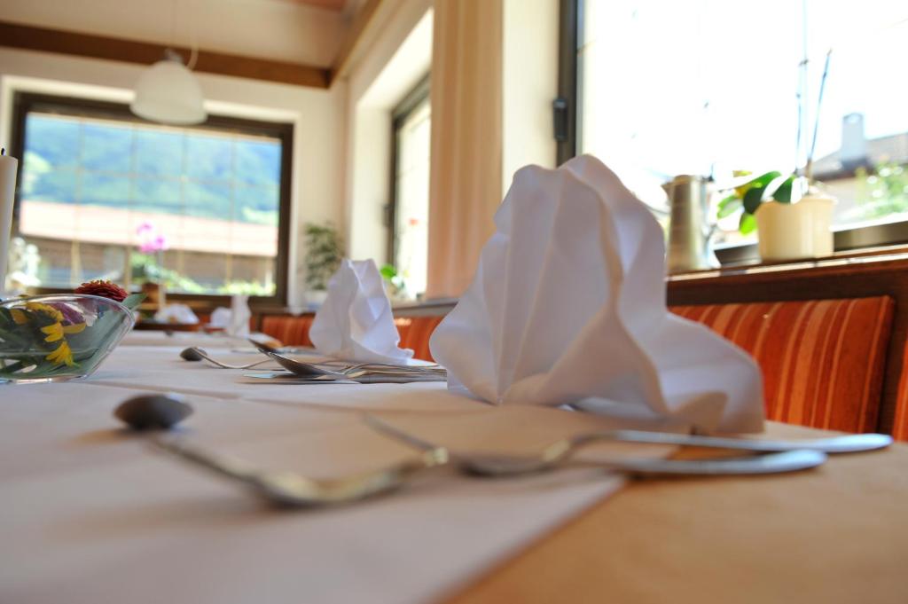 Restauracja lub miejsce do jedzenia w obiekcie Landhotel Anna