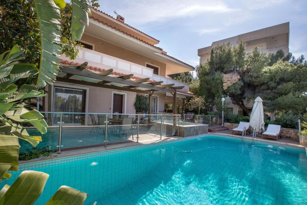 - une piscine en face d'une villa dans l'établissement Exceptional Villa in Voula near the sea, à Athènes