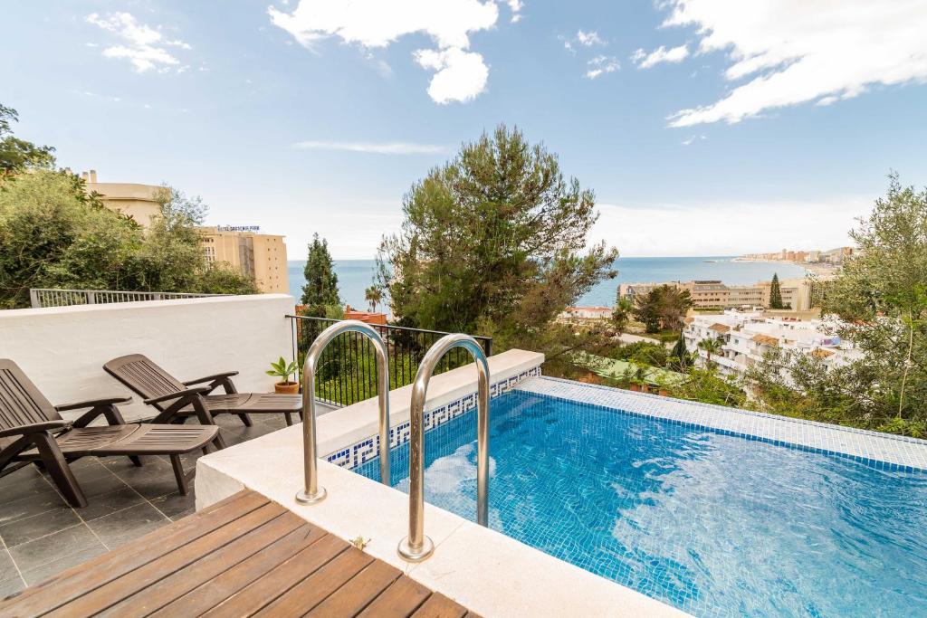 basen na balkonie domu w obiekcie Torreblanca 4BDR Townhouse with Stunning Views w mieście Fuengirola