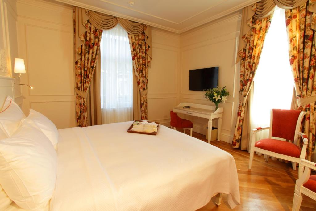 Postel nebo postele na pokoji v ubytování Corinne Art & Boutique Hotel