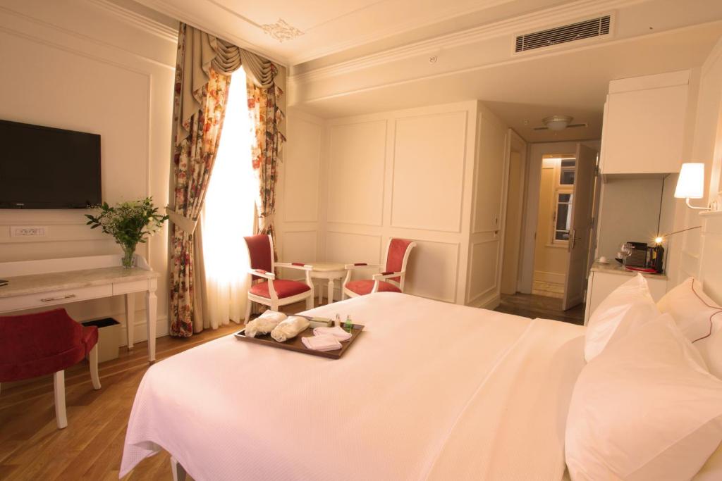 Postel nebo postele na pokoji v ubytování Corinne Art & Boutique Hotel