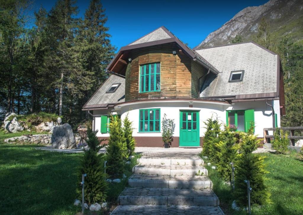 ein Haus mit grüner Tür auf einem Berg in der Unterkunft Casa Monte in Bovec