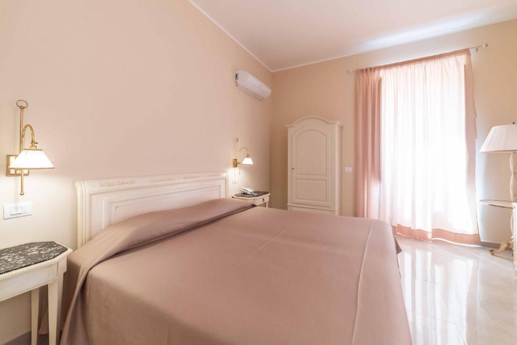 A bed or beds in a room at Hotel Casa Adele