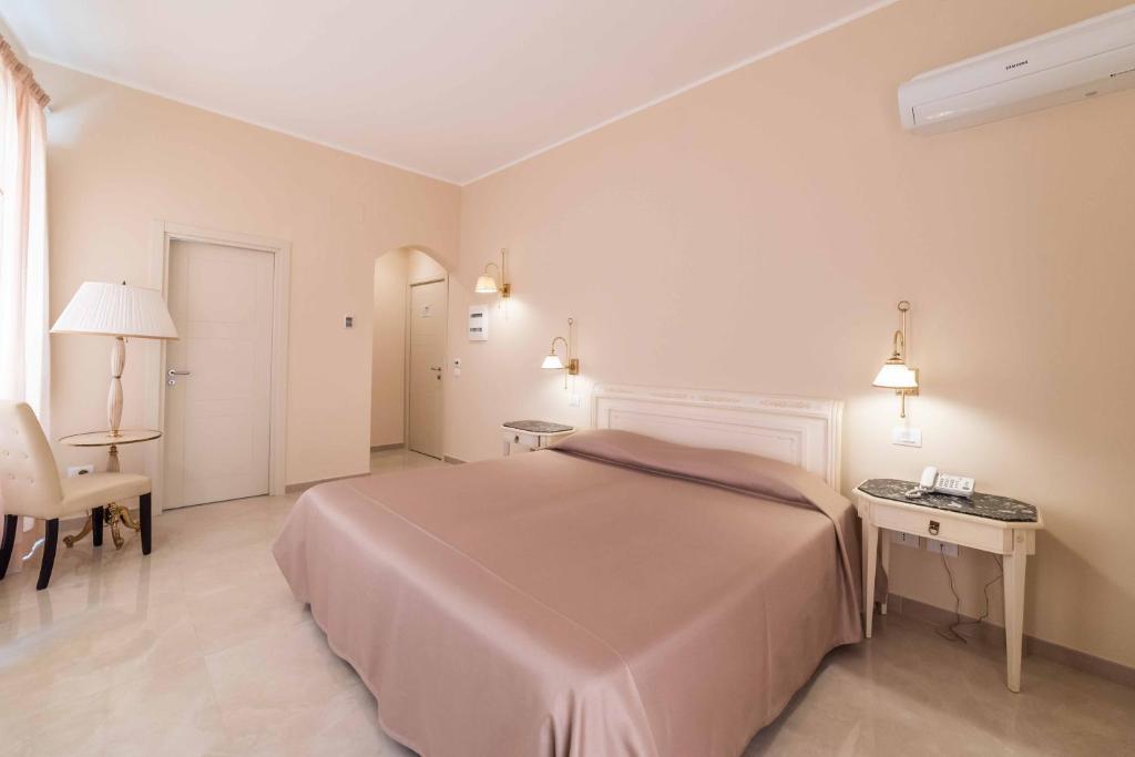 A bed or beds in a room at Hotel Casa Adele