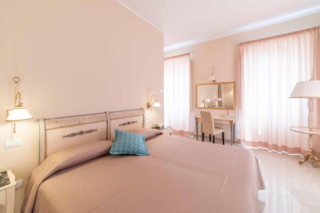 A bed or beds in a room at Hotel Casa Adele