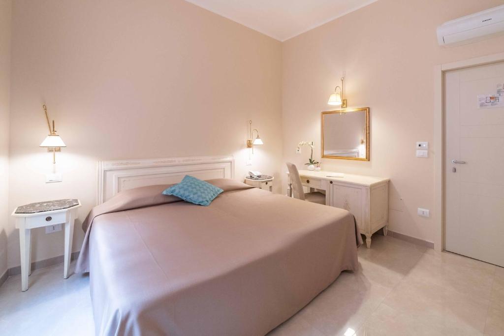 A bed or beds in a room at Hotel Casa Adele