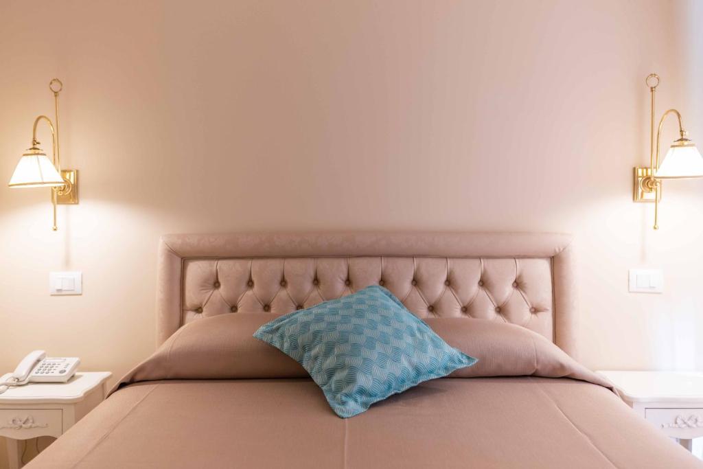 A bed or beds in a room at Hotel Casa Adele