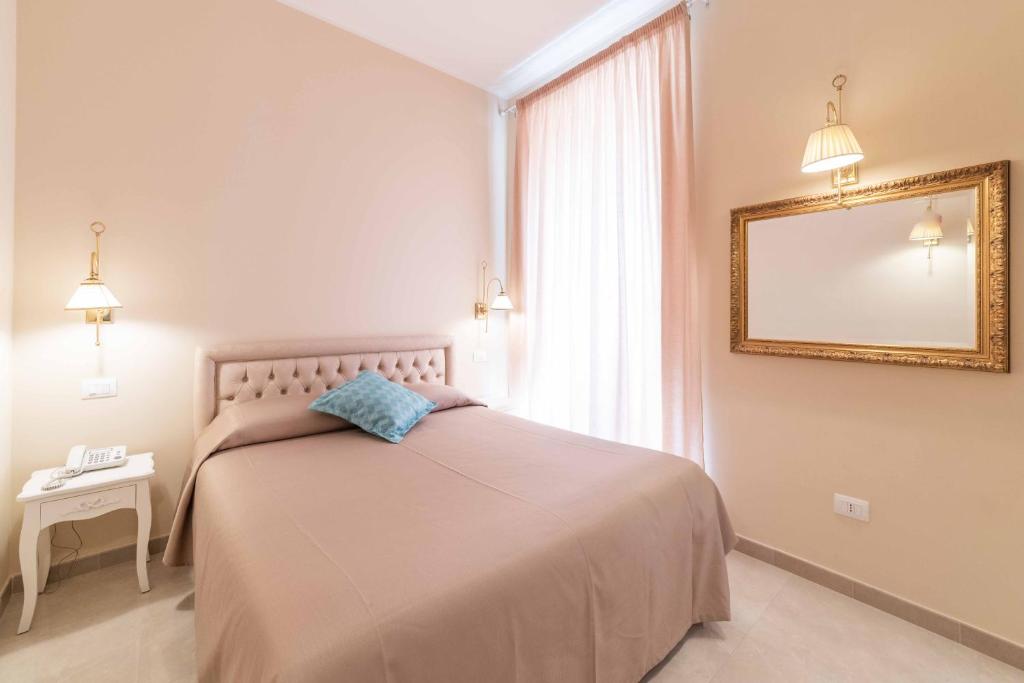 A bed or beds in a room at Hotel Casa Adele