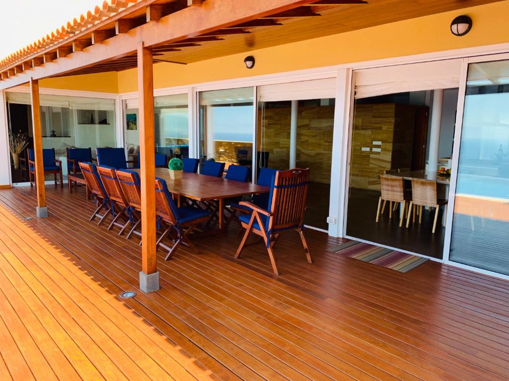 Reštaurácia alebo iné gastronomické zariadenie v ubytovaní Villa OCEAN Infinity heated pool optional