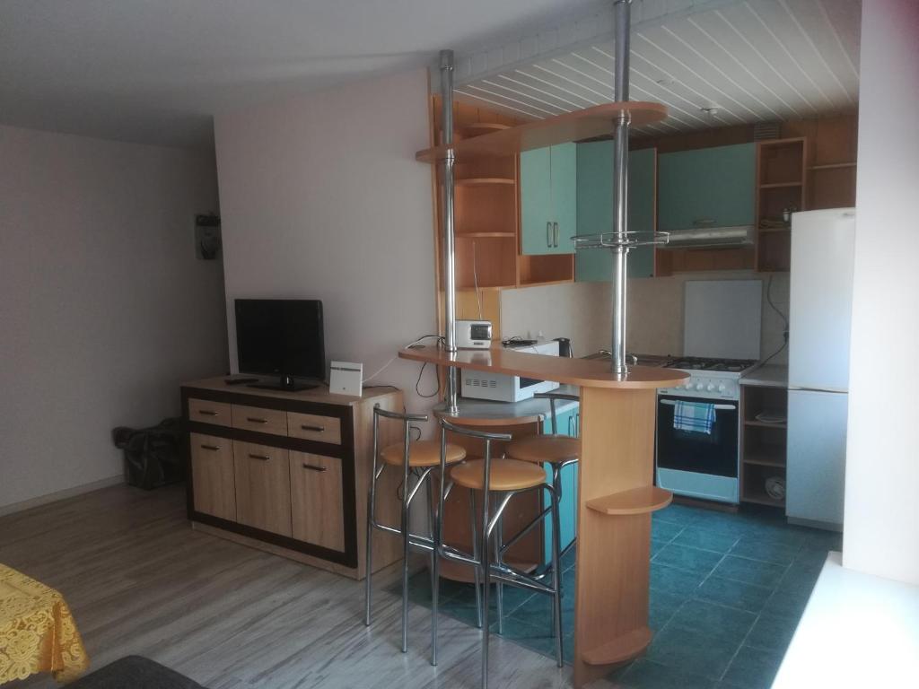 een keuken met een tafel en stoelen in een kamer bij Butas Vilniaus alėjoje in Druskininkai