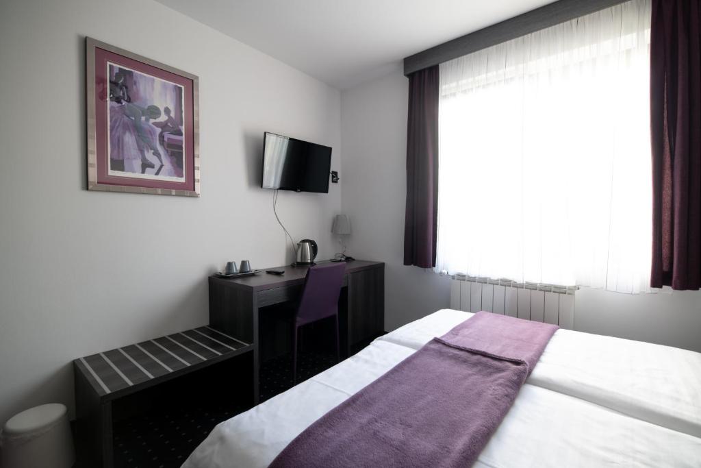 Postel nebo postele na pokoji v ubytování Log In Rooms