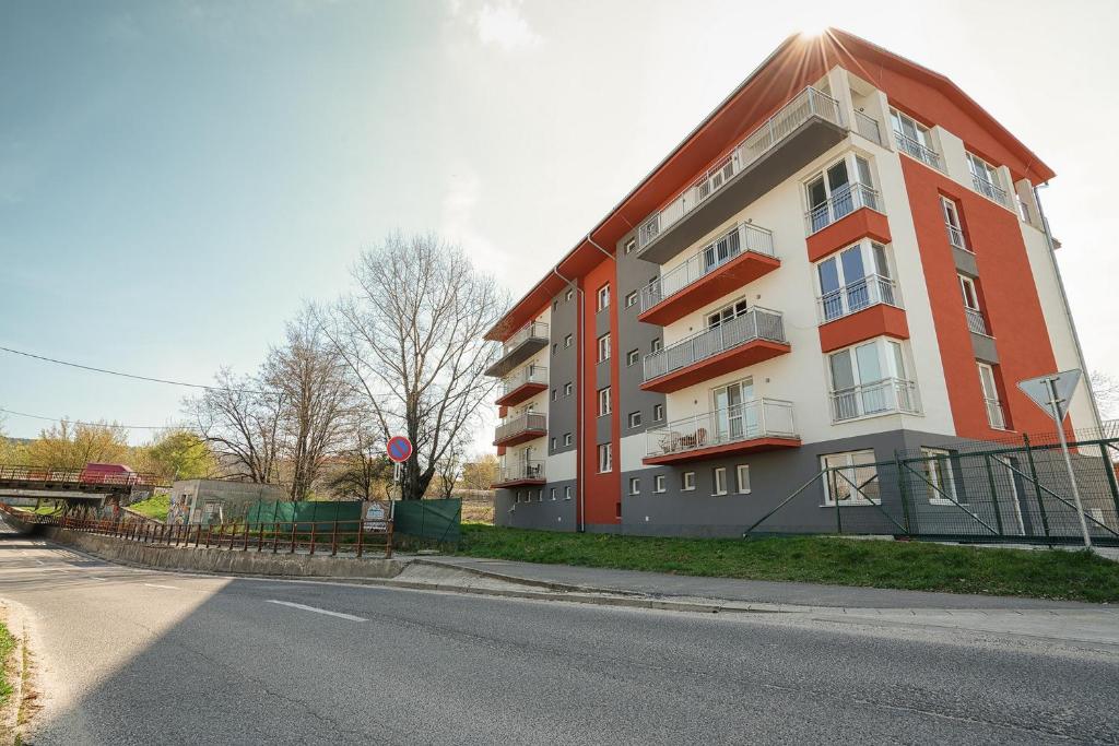 um grande edifício ao lado de uma rua em Apartmány Noviny em Trenčín