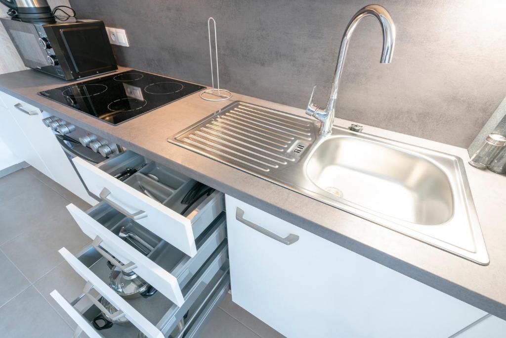 Kuchyňa alebo kuchynka v ubytovaní Apartmány Noviny