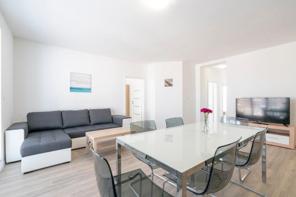 Televízia a/alebo spoločenská miestnosť v ubytovaní Apartmány Noviny