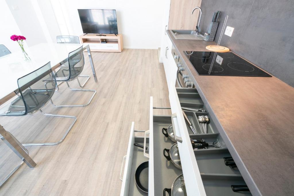 Kuchyňa alebo kuchynka v ubytovaní Apartmány Noviny