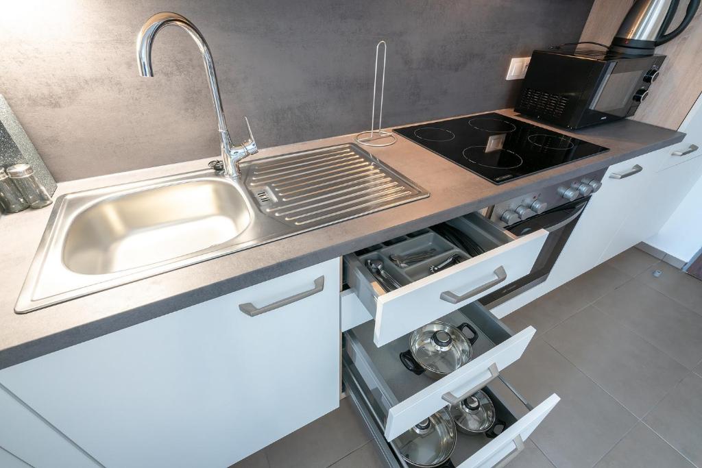 Kuchyňa alebo kuchynka v ubytovaní Apartmány Noviny