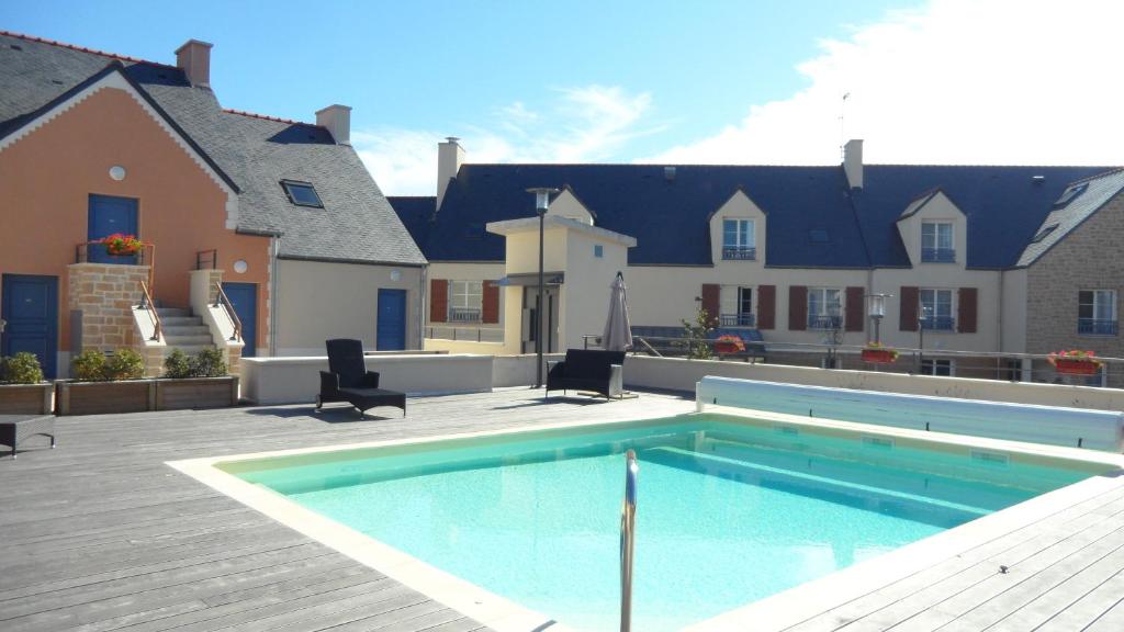 una piscina frente a una casa en Guilvinec Parc Residence, en Le Guilvinec