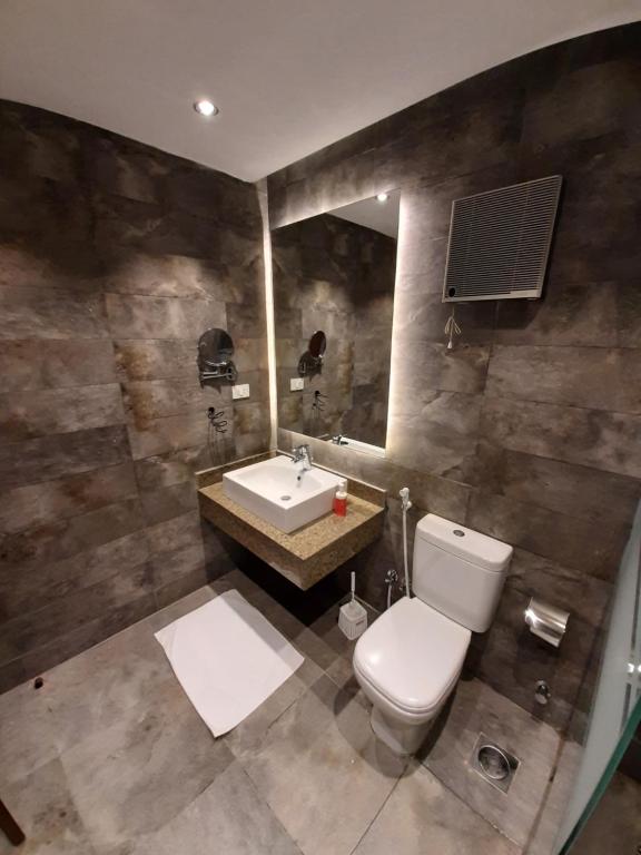 Koupelna v ubytování Nakhil Inn Residence