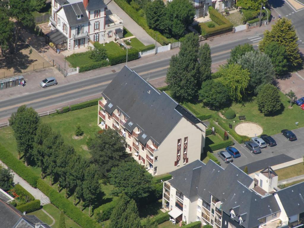 una vista aérea de un edificio con una calle en Lagrange Vacances Les Résidences, en Cabourg
