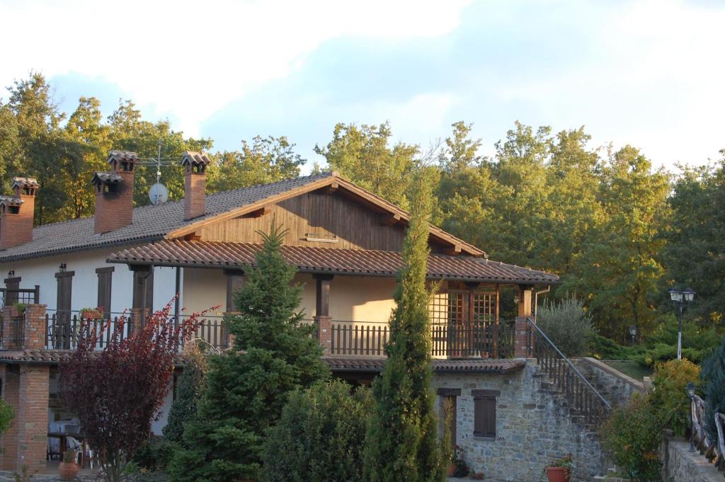 uma casa com um alpendre e uma varanda em Agriturismo Countryhouse Le Giare em Gubbio