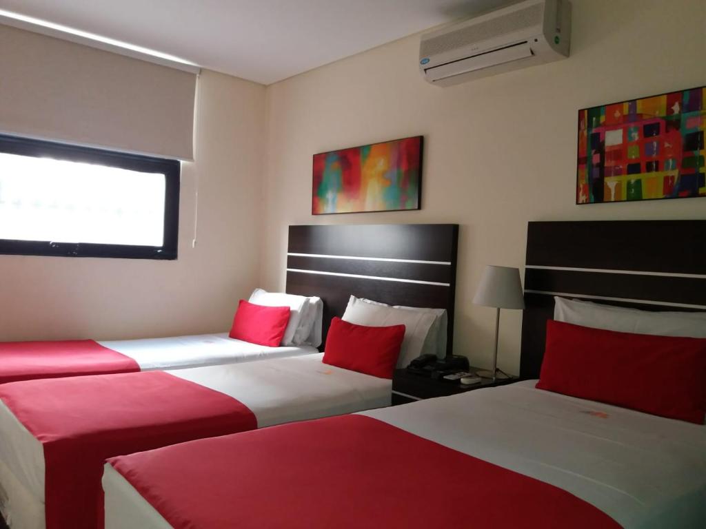 Postel nebo postele na pokoji v ubytování Puerto Mercado Hotel